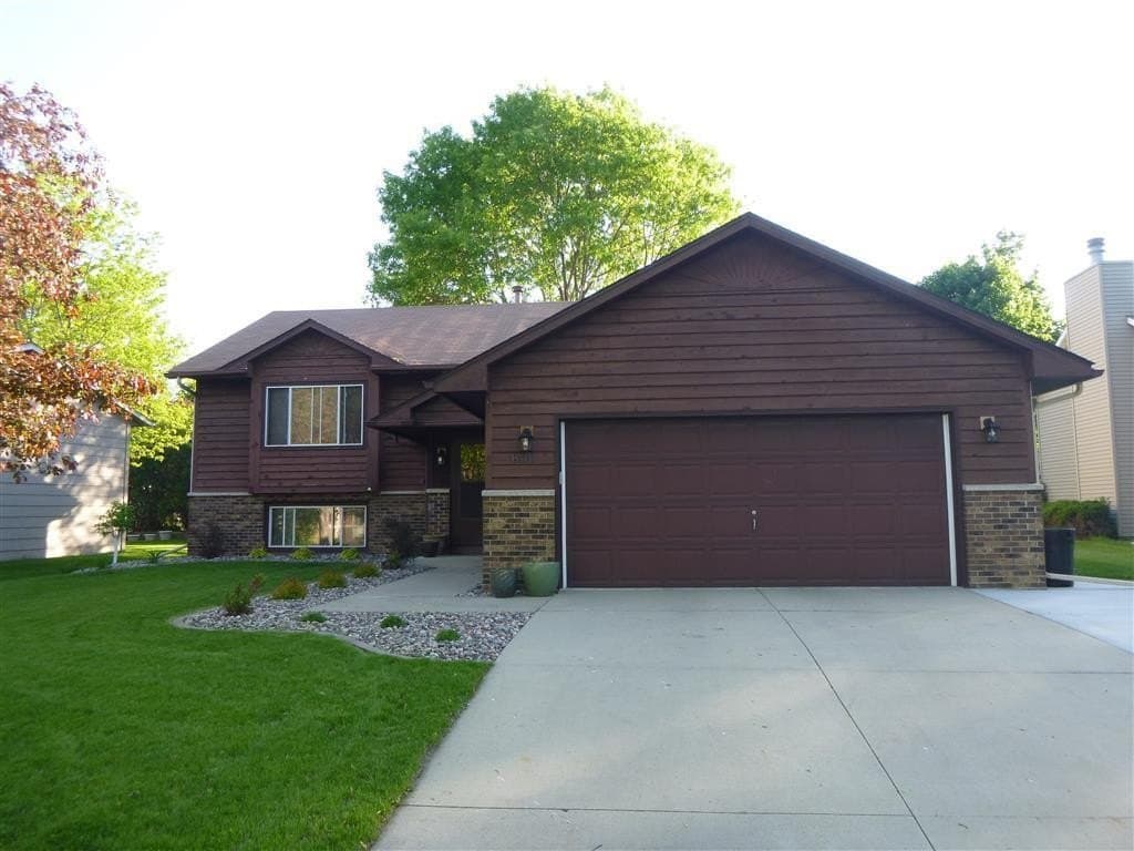 808 Chalet Dr NW