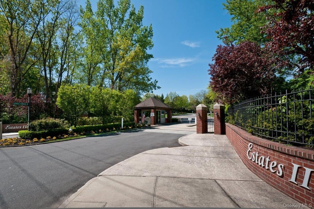 91 Duckpond Dr