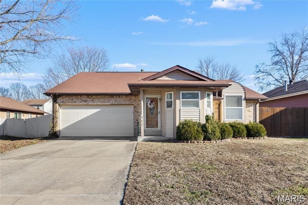 712 Oak Hollow Ct