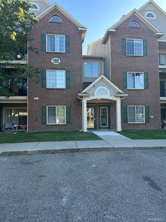 12101 Pinehurst Ln
