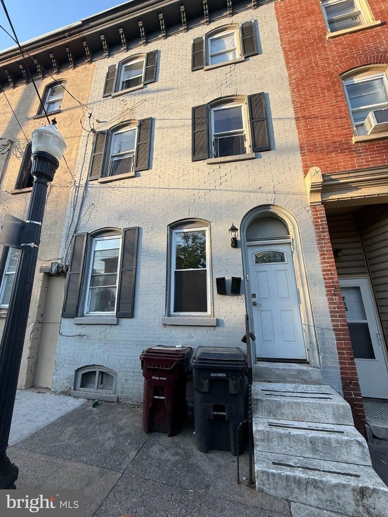 715 W 8th St