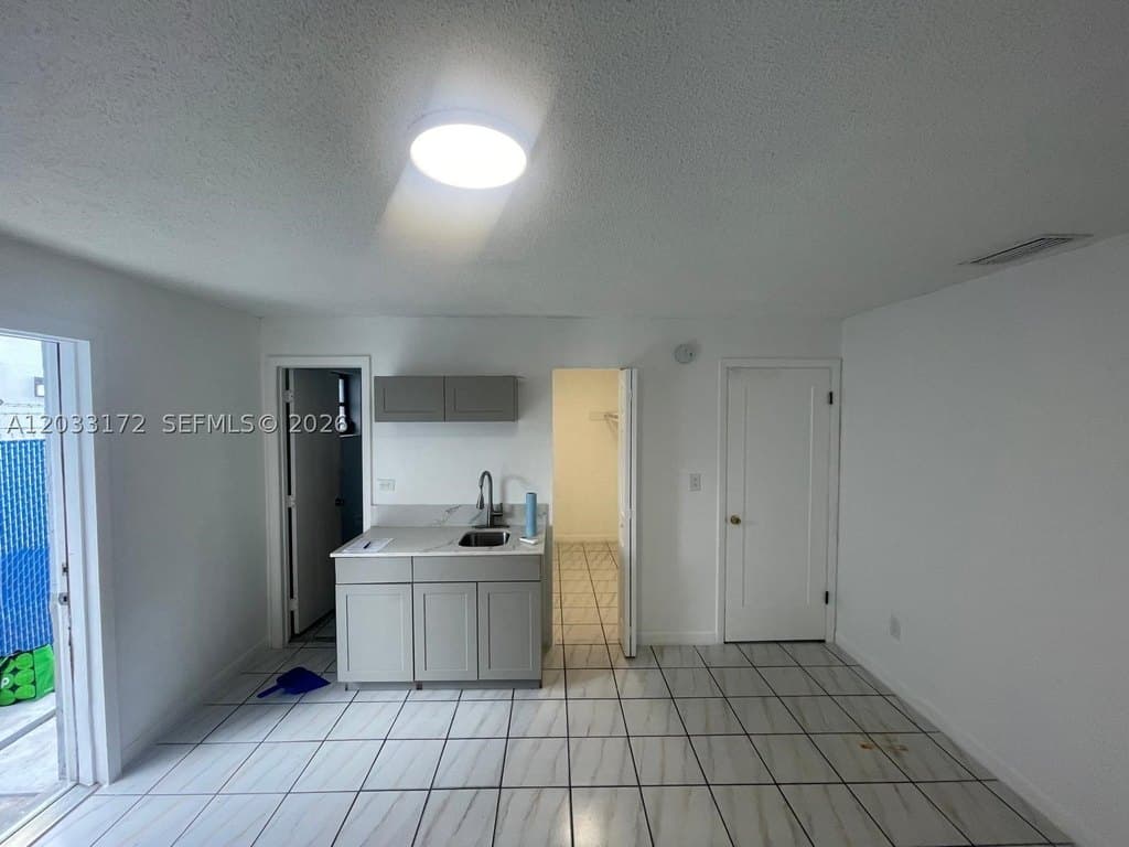 1717 NW 16th St Unit B