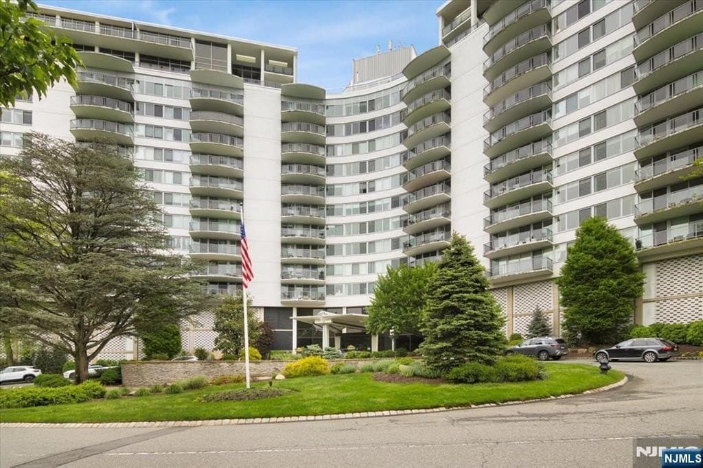 1 Claridge Dr Apt 212