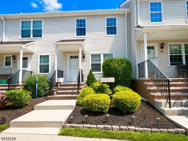 606 Wedgewood Cir