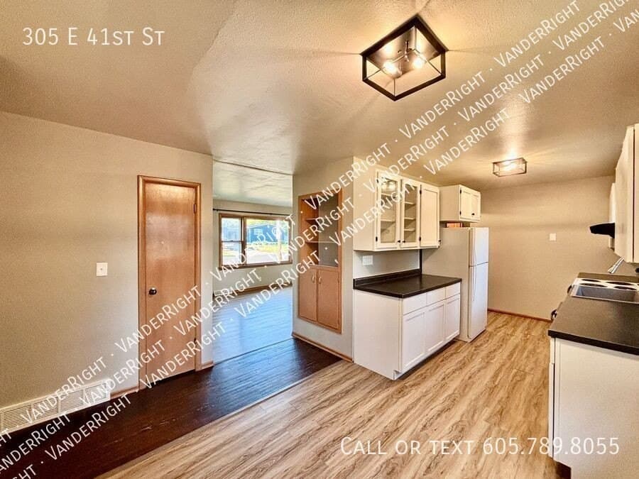 305 E 41st St