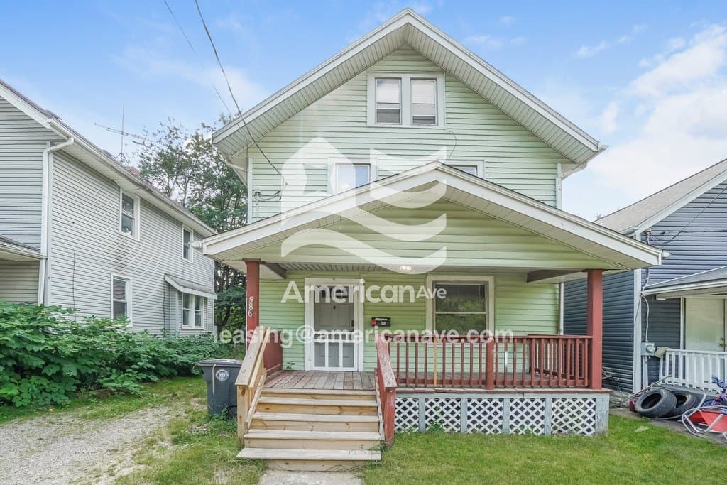 586 Johnston Ct