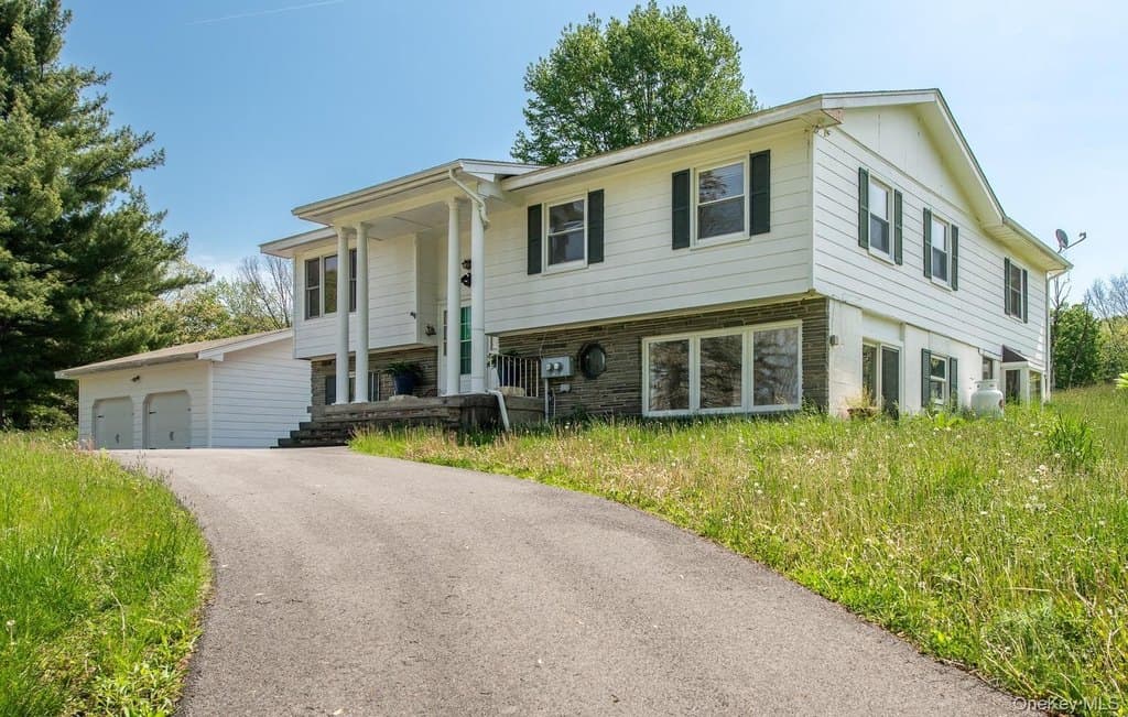 1360 Centre Rd