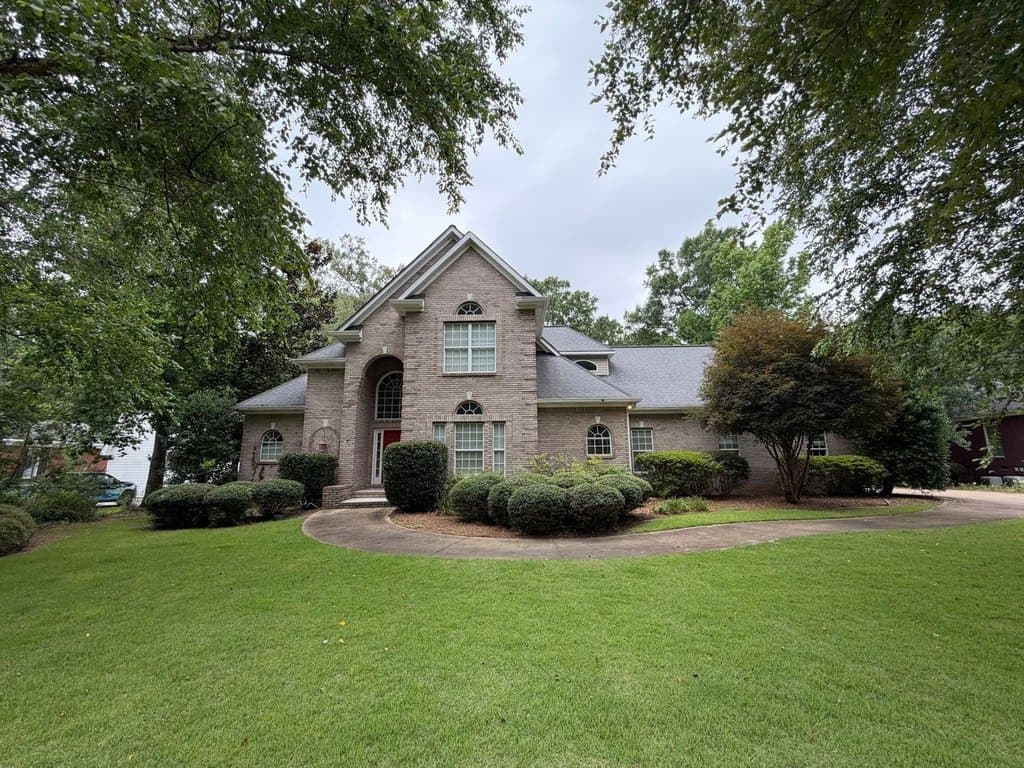 216 Rollingwood Cir NW