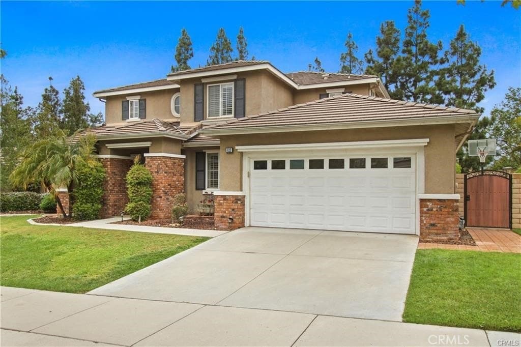 823 Canterbury Ln