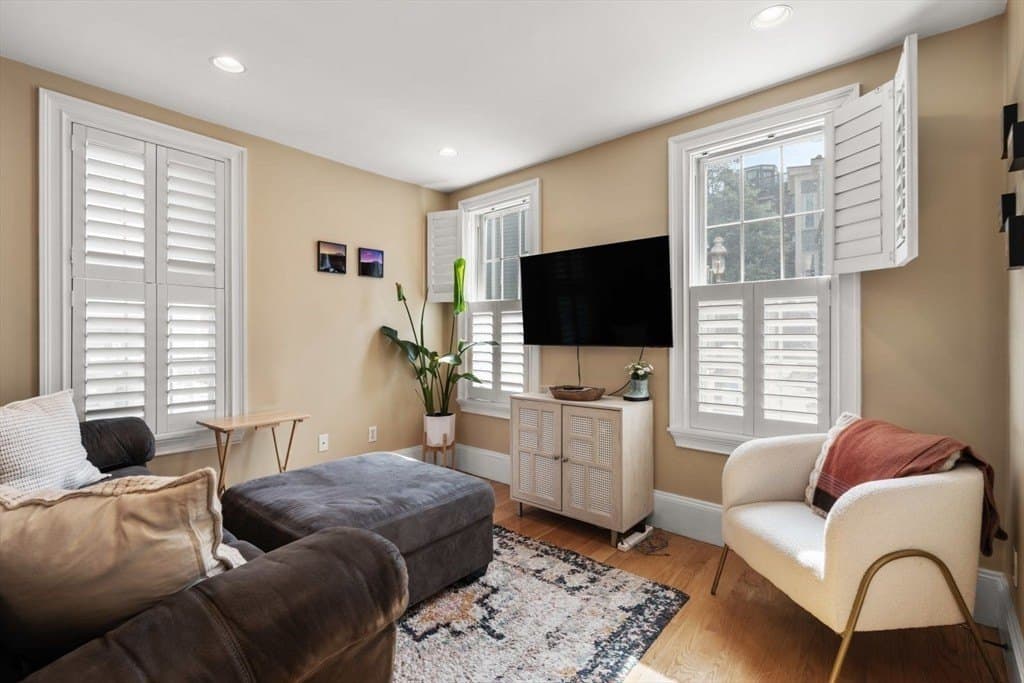 42 Pleasant St Apt 1