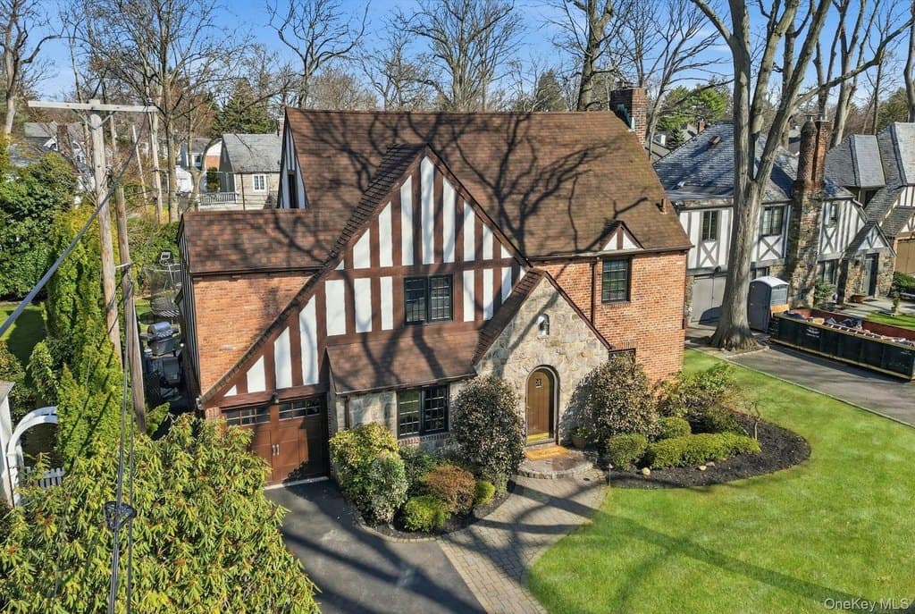 106 Thayer Rd