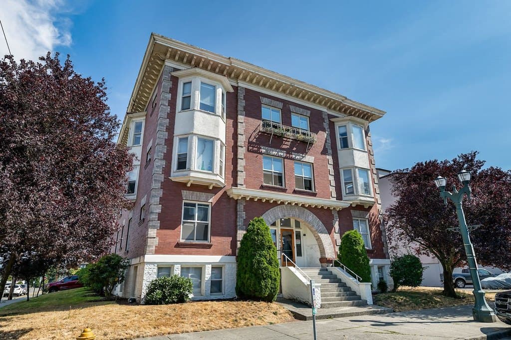 Elegant Renovation! HUGE 1 Bed 1 Bath Available Now!