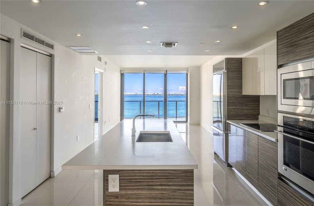 460 NE 28th St Apt 707