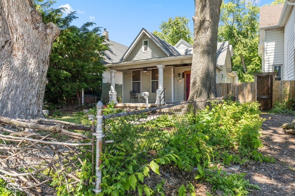 1920 S Woodlawn Ave