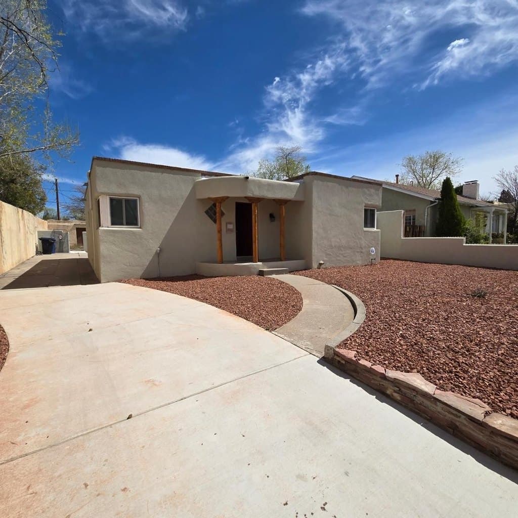 214 Wellesley Dr SE