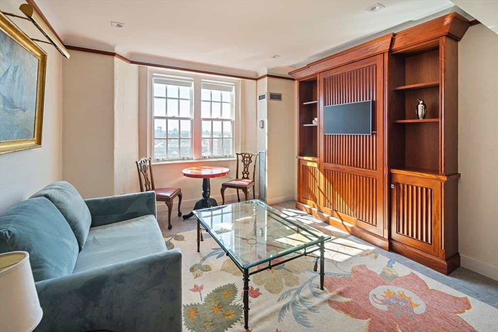 15 River St Apt 805
