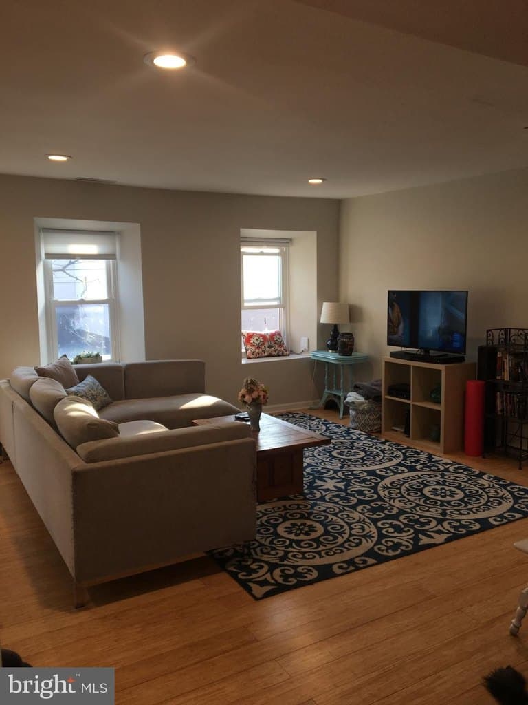 4203 Main St Fl 2