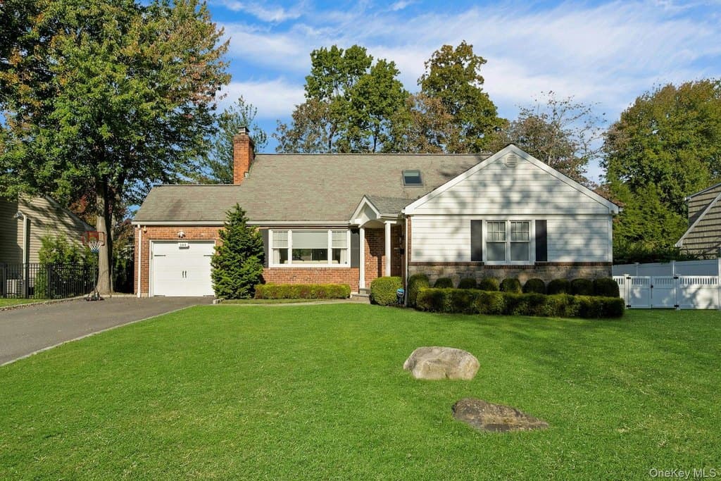 144 Thornbury Rd E