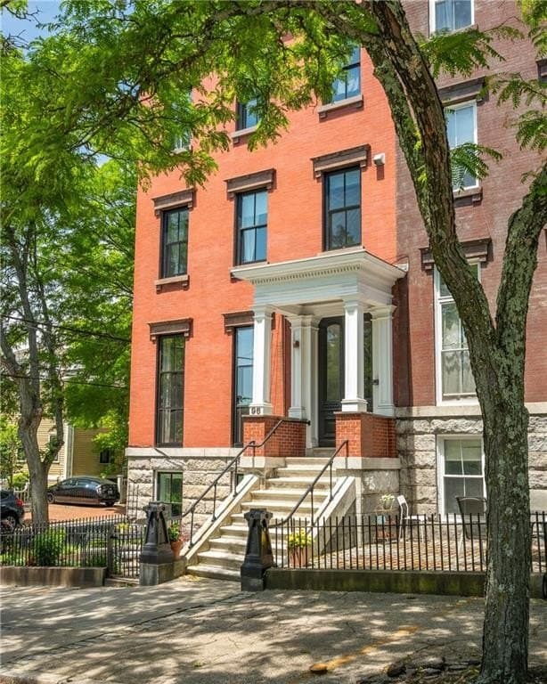 96 Bowen St Apt 3