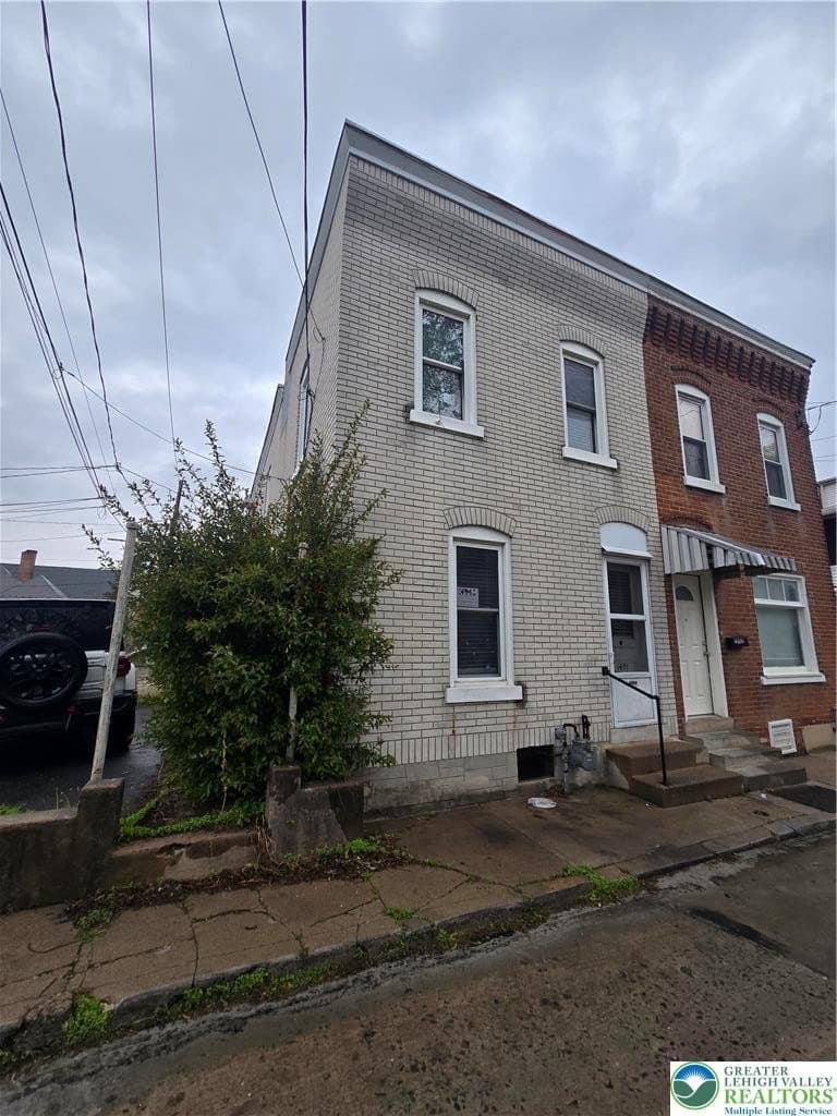 1437 Webster St