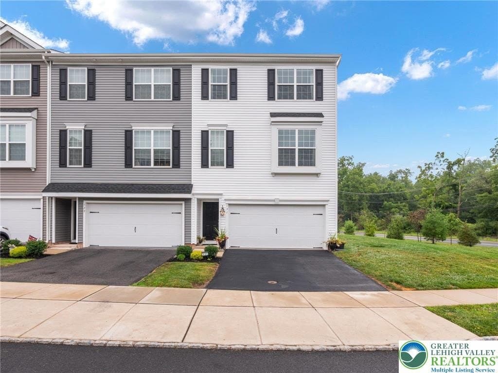131 Edgewater Ct