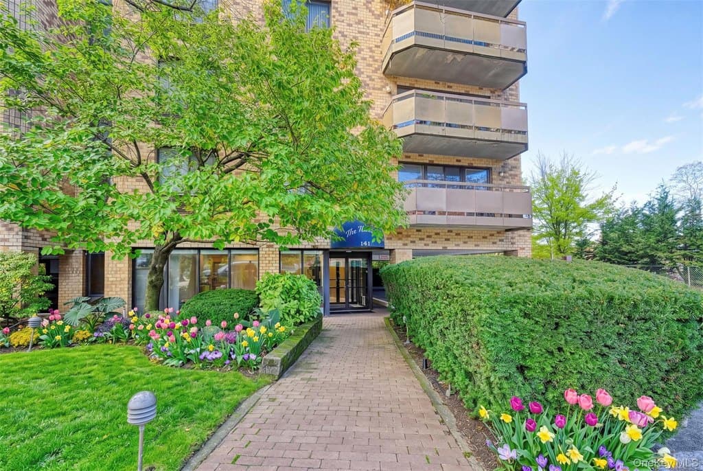 141 Great Neck Rd Apt 2G