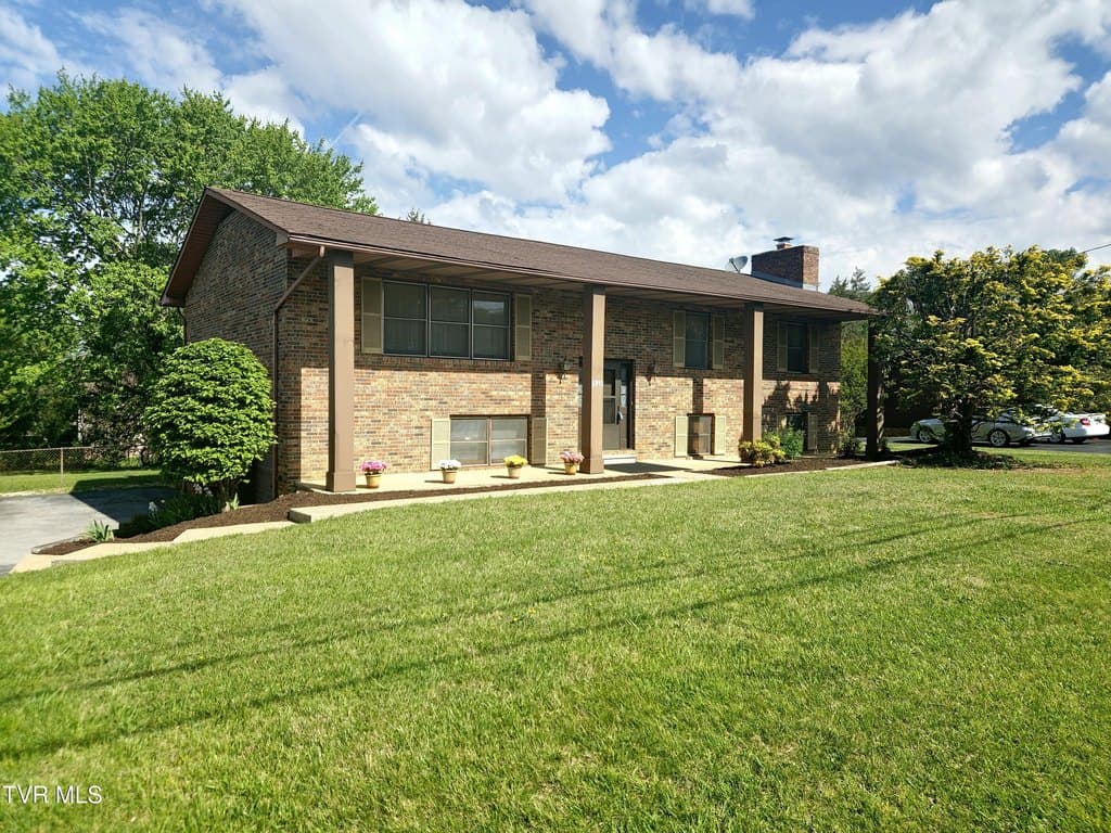 2910 Newbern Dr
