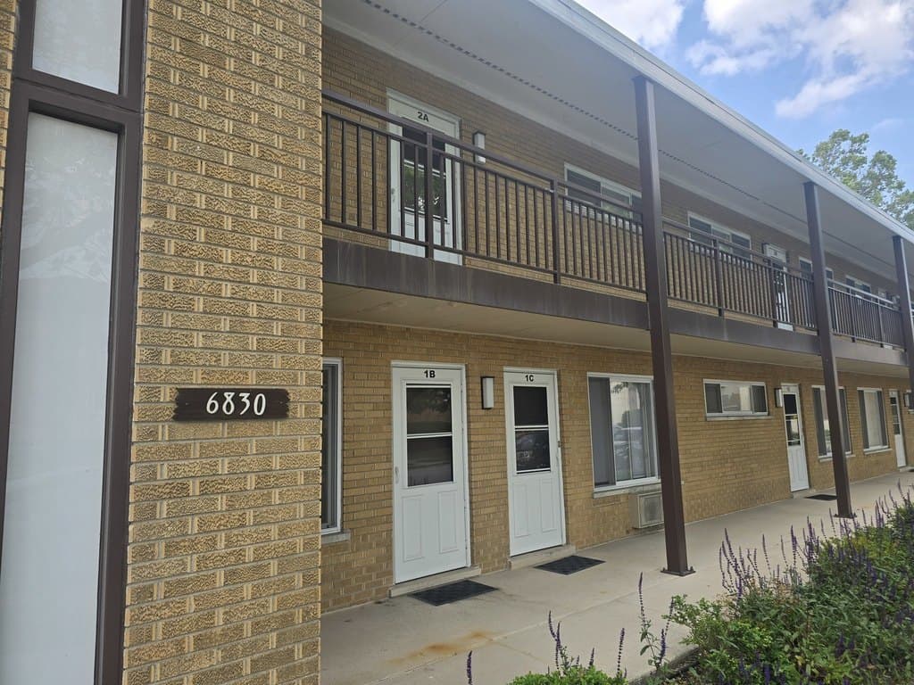 6830 N Ozark Ave Apt 2C