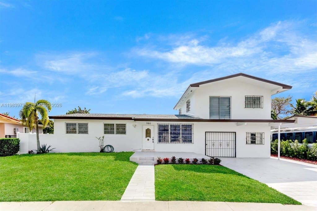 980 W 45th Pl Unit 1