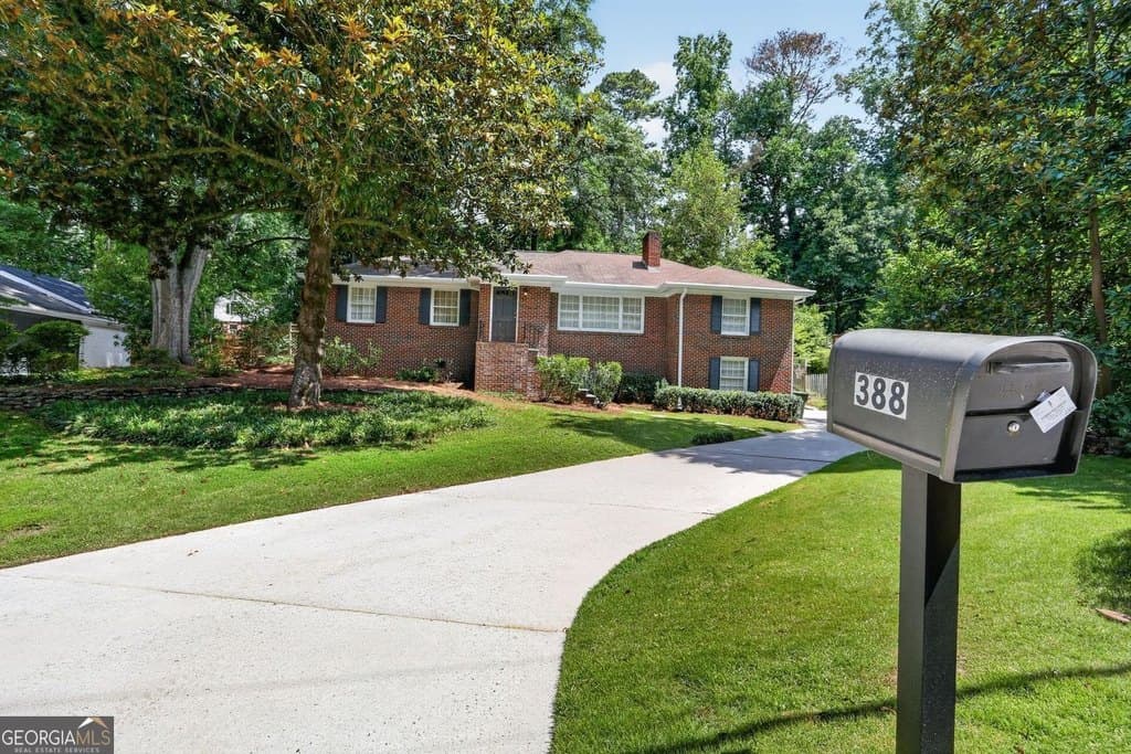 388 Lakemoore Dr NE
