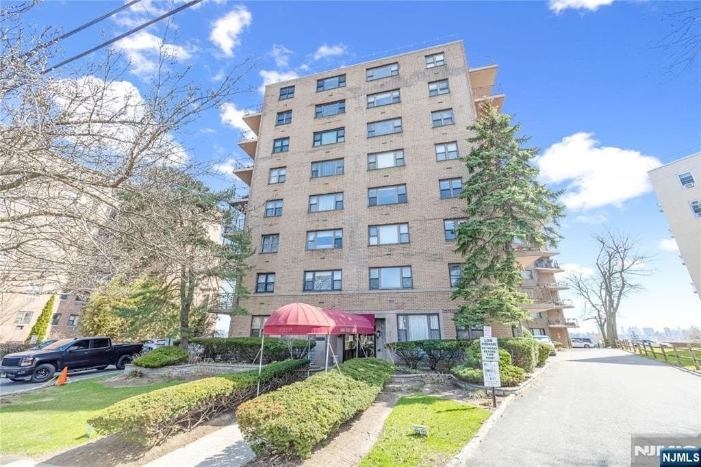 8800 Boulevard East Apt 7F