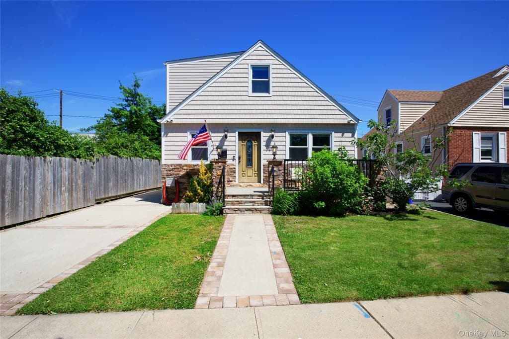 50 Albertson Pl