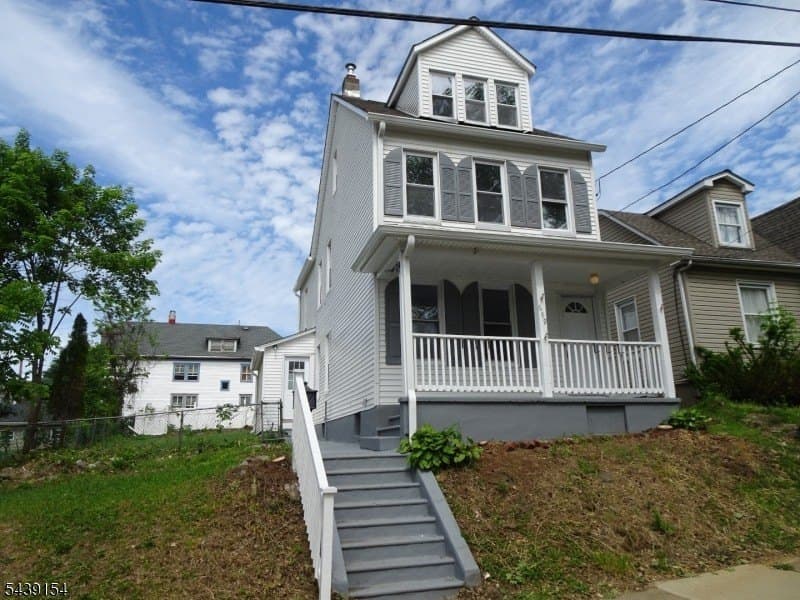 689 Sayre Ave