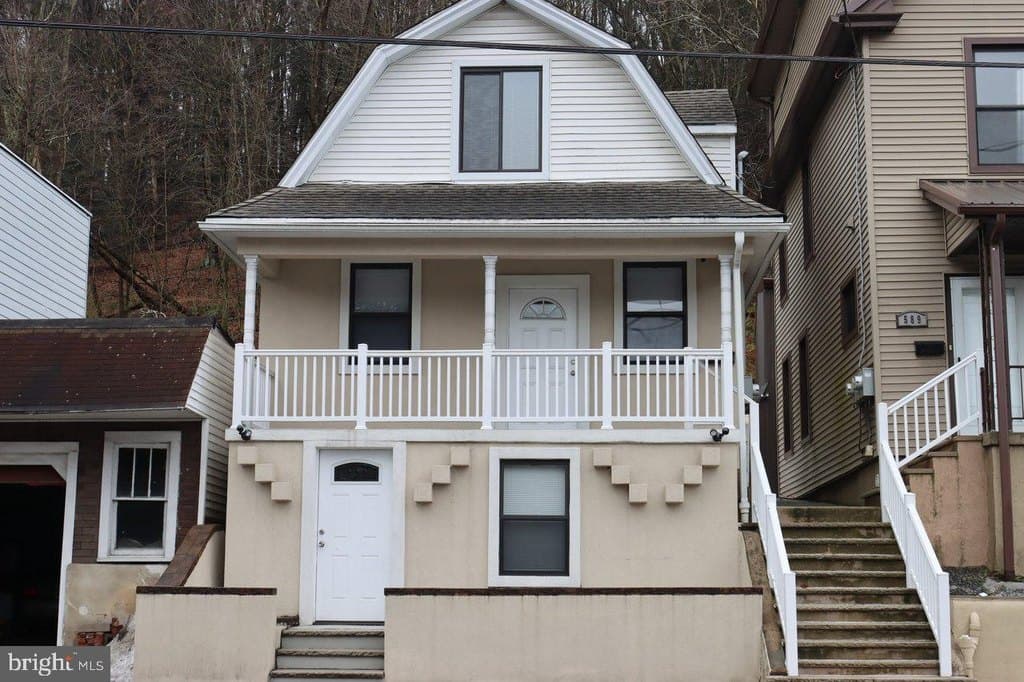 587 Peacock St Unit Lower