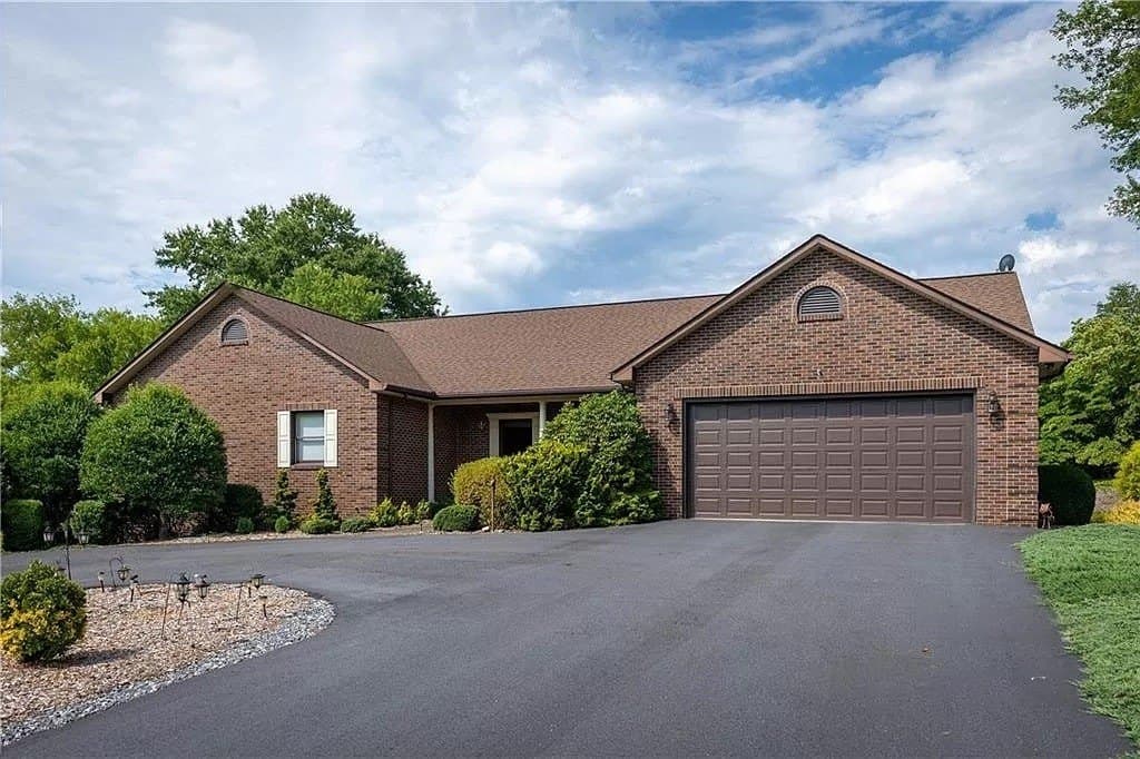 104 Woodsway Ct