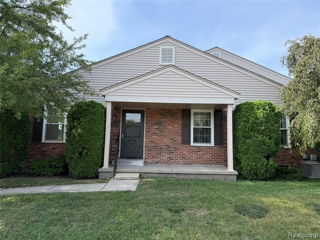 15895 Cambridge Dr