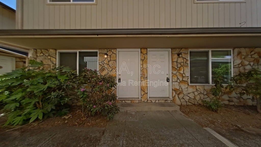 108 NE Conifer Blvd Apt 3