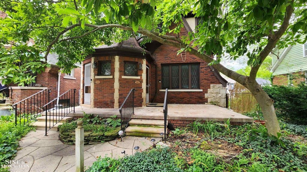 861 Beaconsfield Ave Unit Upper
