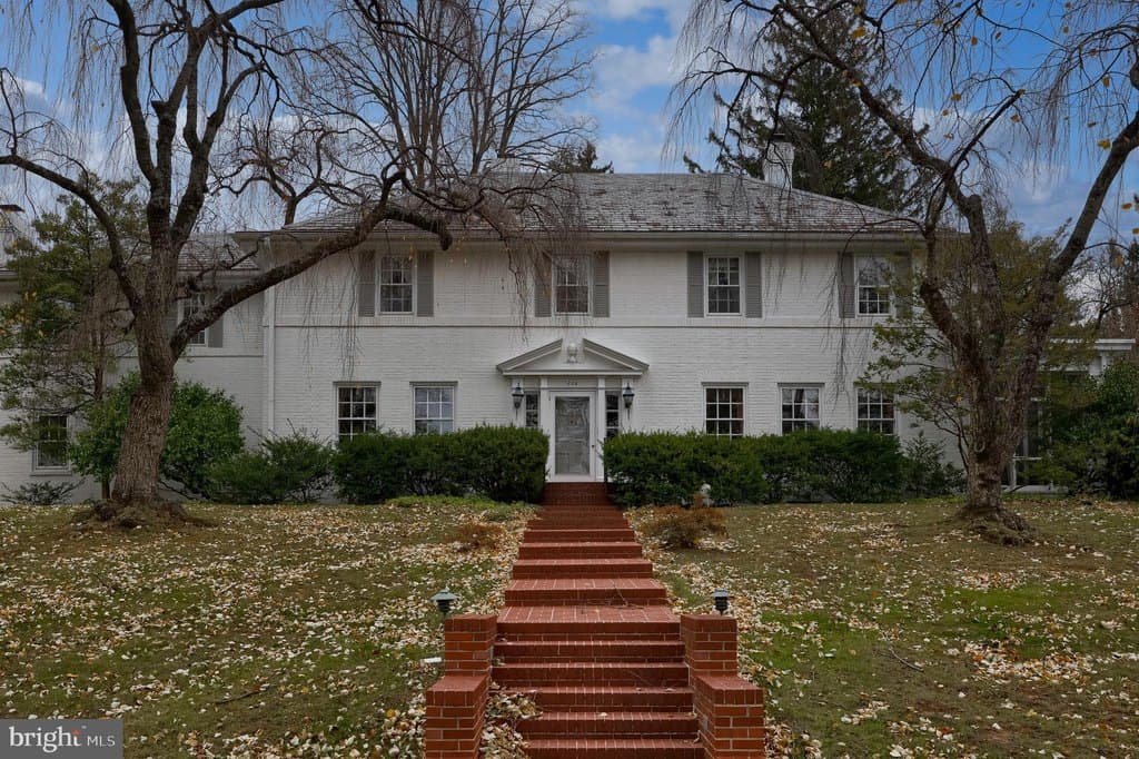 226 E Caracas Ave