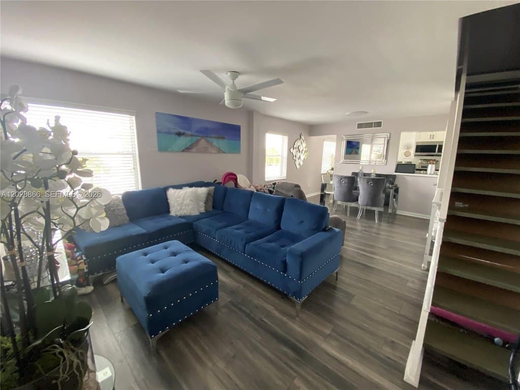 1570 W 46th St Apt 214