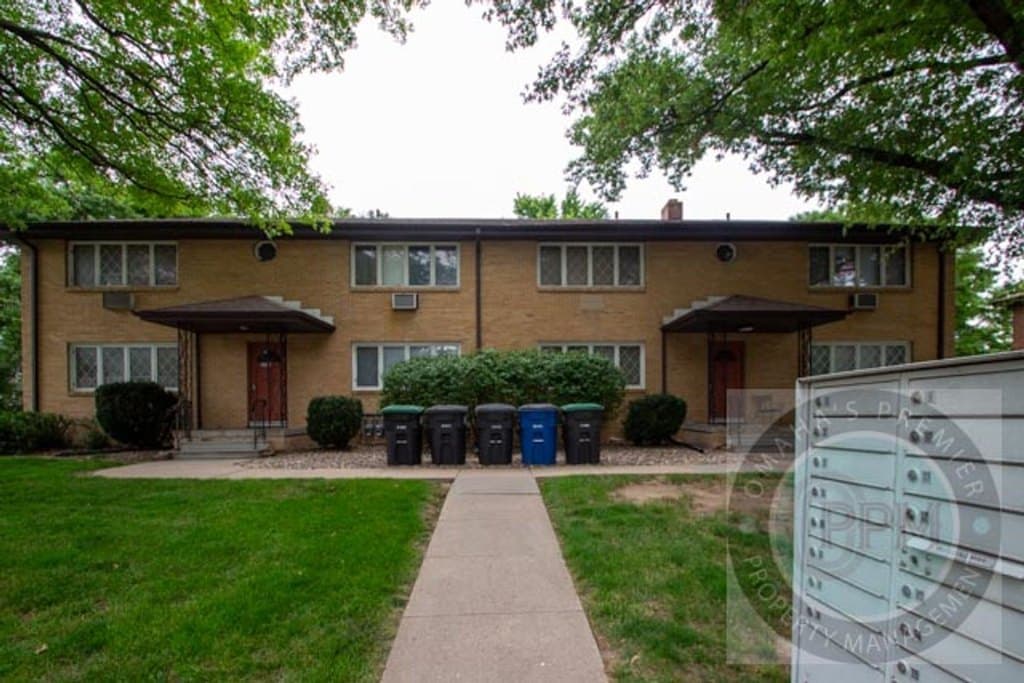 BARNES 3526/3606 S 82nd St