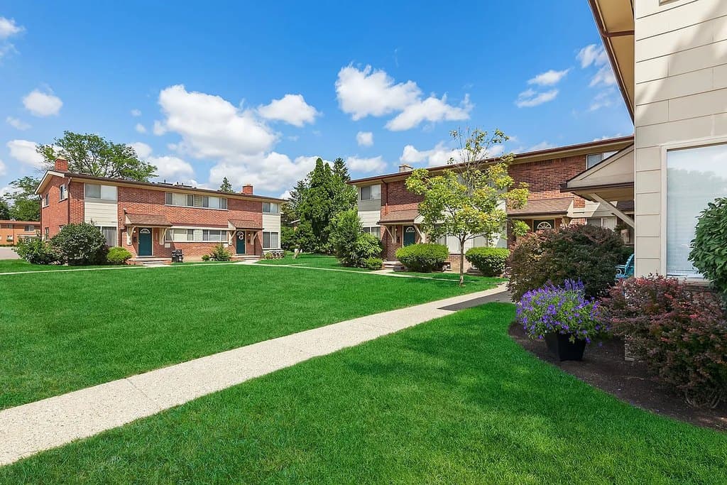 Arlington Townhomes & Apartments