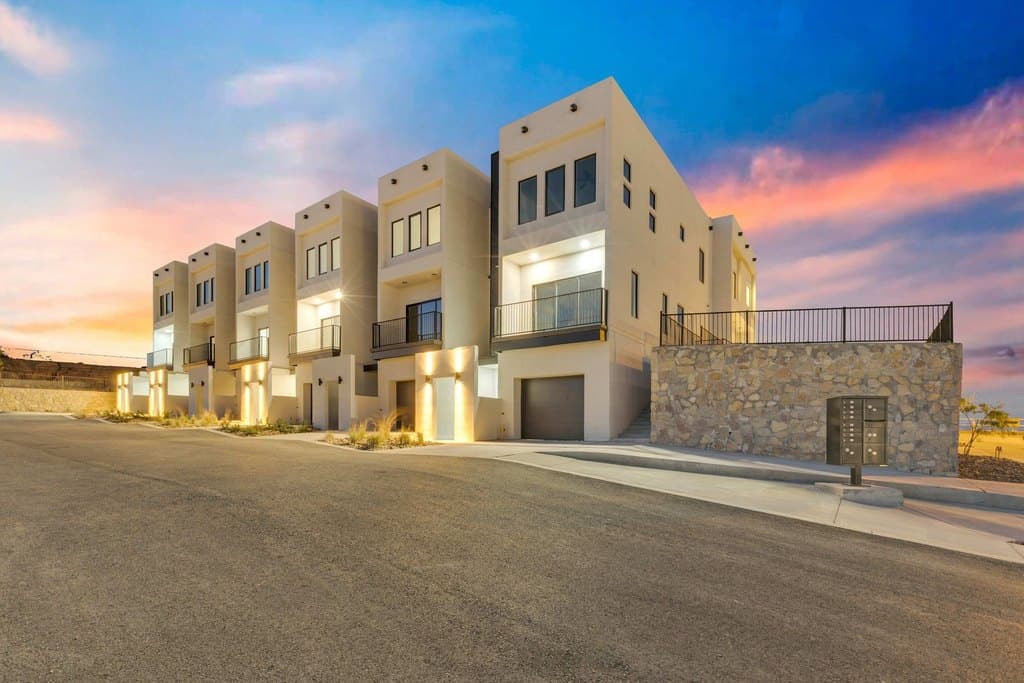 2bed/2.5bath Modern Townhomes!
